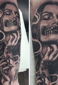 黑灰风格吸烟的恶魔女人纹身图案