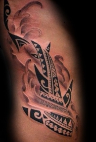 侧肋很酷的黑色波利尼西亚风格鲨鱼纹身图案