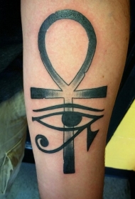 简单的小臂黑色埃及十字架荷鲁斯之眼纹身图案