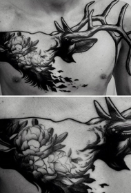 独特的黑色麋鹿头与精彩的花卉胸部纹身图案