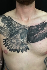 胸部栩栩如生的飞行鹰纹身图案