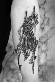 大臂雕刻风格黑色行走的骷髅骨架纹身图案