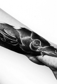 华丽的黑灰乌鸦手腕纹身图案