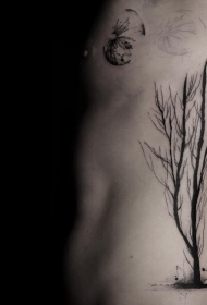 侧肋令人难以置信的黑色孤独大树与月亮纹身图案