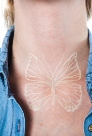 颈部白色蝴蝶隐形纹身图案