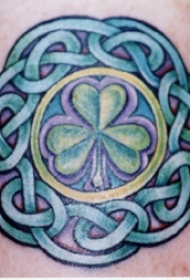 凯尔特结与绿色三叶草纹身图案