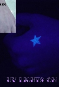 手臂简约的五角星荧光纹身图案