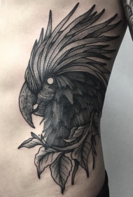 雕刻风格黑色鹦鹉与树叶侧肋纹身图案