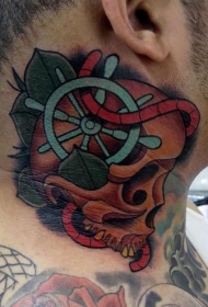 颈部彩绘船舵与骷髅纹身图案