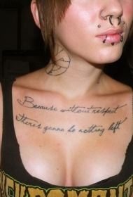 女性胸部精美的字母纹身图案