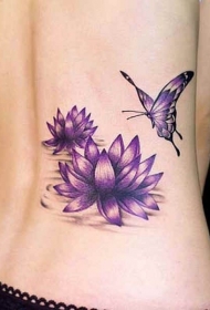 侧肋紫色的睡莲和蝴蝶纹身图案