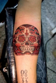 手臂黑色和红色的骷髅纹身图案