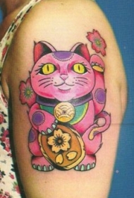 大臂粉红色的日本招财猫纹身图案