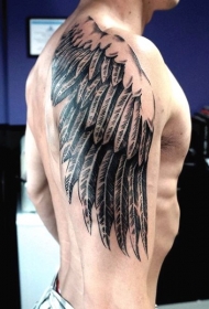 大臂简单的黑白翅膀纹身图案