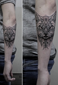 手臂黑色有趣的神秘猫纹身图案