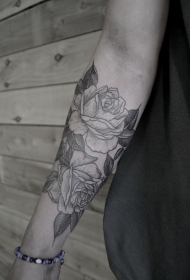 黑灰纹玫瑰手臂纹身图案
