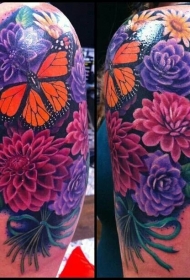 大臂自然好看的彩色花卉蝴蝶纹身图案