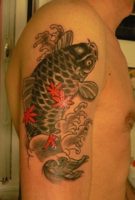黑色锦鲤和红色枫叶纹身图案