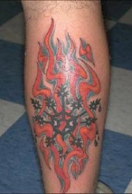 腿部火焰与黑色雪花符号纹身图案