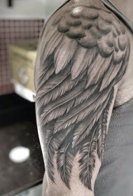 肩部非常精致的黑白翅膀纹身图案