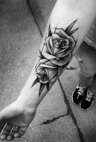 手臂简约素描风格黑色玫瑰花纹身图案