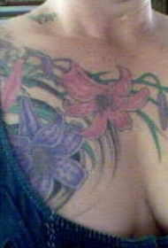 胸部大束花彩色纹身图案