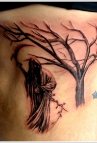 黑色的死神镰刀和树侧肋纹身图案