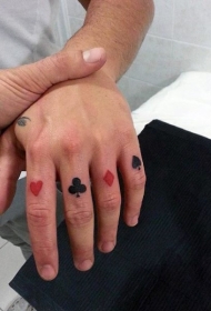 手指红色和黑色扑克牌标志纹身图案