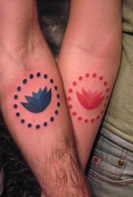 手臂蓝色和红色的莲花情侣纹身图案