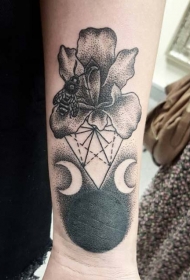 小臂奇怪的结合黑色花朵蜜蜂和月亮纹身图案