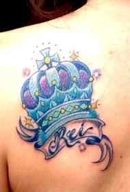背部蓝色王冠和字母纹身图案