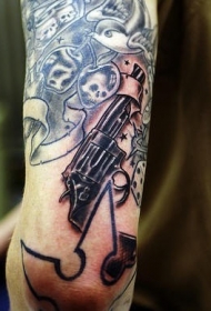 手臂手枪和樱桃骷髅纹身图案