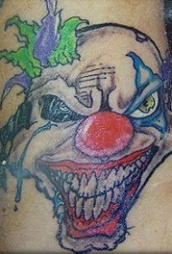 半脸骷髅的小丑纹身图案