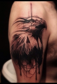 大臂雕刻风格黑色好看的鹰头纹身图案