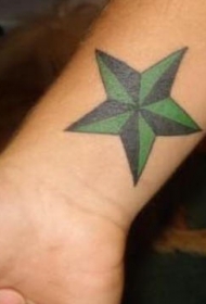 手腕绿色和黑色的星星纹身图案