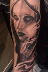 小臂黑灰风格神秘女性肖像纹身图案