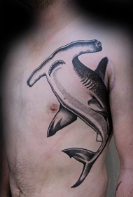 胸部神奇的雕刻风格黑色锤头鲨纹身图案