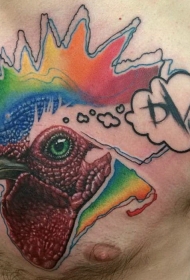胸部七彩鸡冠的公鸡与字母纹身图案