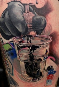 写实风格彩色玻璃杯与黑色手纹身图案