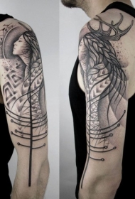 大臂黑白森林女性与鹿角纹身图案