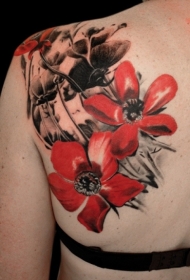肩部红色和黑色花朵纹身图案