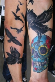 手臂old school墨西哥传统骷髅和黑乌鸦纹身图案