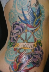 侧肋燕子和蓝色的云花卉字母纹身图案