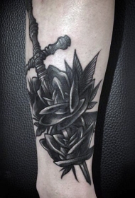精美的黑灰匕首与玫瑰纹身图案