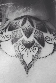 肩部黑色点刺装饰花卉纹身图案