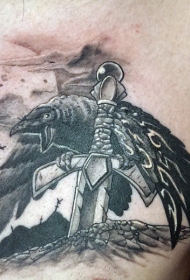 胸部黑灰乌鸦与匕首纹身图案