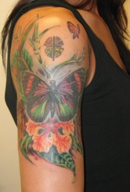 大臂蝴蝶和热带花朵纹身图案