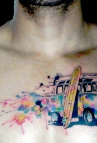 胸部水彩风格彩色冲浪板和汽车纹身图案
