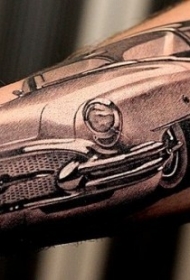 小臂写实的汽车纹身图案