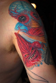 大臂蓝色和红色的怪兽纹身图案